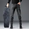 Calça jeans masculina 2026 outono e inverno forrada com fleece stretch confortável estilosa versátil casual slim fit cintura alta modeladora