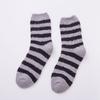 Calcetines de Coral Fleece Medio Fleece para Hombre Espesos Cálidos Resistentes al Olor Rayados Tipo Toalla Calcetines para Dormir en Casa Suaves