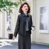 Nueva Chaqueta Corta de Cuero para Mujer Otoño 2026, Chaqueta de Cuero a la Moda con Cuello Solapa, Chaqueta de Cuero PU de Alta Gama para Madres de Mediana Edad, Ropa para Mujer