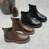 Botas Chelsea de couro lavado feitas à mão, nova coleção outono/inverno 2026, de salto baixo, sola macia, cano curto, botins de couro genuíno para mulheres