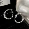 Pendientes de Aro Minimalistas Japoneses y Coreanos de Diseño de Nicho Moda Versátil Lujo Ligero Temperamento de Gama Alta Pendientes Chapados en Cobre Dorado