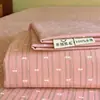 2026 Nuevo Modelo Clase A Grado Maternidad 100% Algodón Cepillado Engrosado Sábana para Cama Estilo Simple Rayada Sábana para Cama del Hogar para Dormitorio