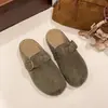 Chinelos retrô estilo Birkenstock com dedos divididos e forro de fleece, design de chinelo fechado, calçado feminino para exterior, nova coleção Outono 2026, chinelos mule de calçar fácil