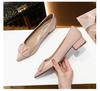 Zapatos de tacón alto con hebilla en V, primavera y verano 2025, nuevos zapatos planos de tacón bajo, de charol color nude, combinables con todo, con temperamento sexy y puntiagudo.