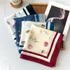 Lenço quadrado de seda artificial de alta qualidade com estampa de rosas estilo coreano para mulheres, fino, elegante, luxo leve, lenço e xale estilosos para mulheres