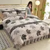 Juego de Cuatro Piezas de Terciopelo de Leche Engrosado para Invierno (4-4.5 kg) Juego de Ropa de Cama de Coral Fleece Otoño/Invierno con Faldón de Cama, Venta Directa de Fábrica, Venta al por Mayor y Dropshipping
