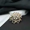 Broche único de perlas con diseño de corazón 2024 nueva moda otoño e invierno corsage accesorios de alfiler delicados para mujer Corea del Sur