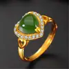 Anillo de Jade Verde con Corazón Hueco de Corte Abierto de Venta Caliente, Anillo Chapado en Oro y Regalo de Anillo con Corazón de Jaspe de Campo Incrustado con Circonita