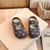 Zapatos Birkenstock para Niñas 2026 Otoño Nueva Llegada Niños Versátiles Lunares Zapatos Casuales Niñas Pequeñas Retro de Corte Bajo Zapatos Pequeños de Cuero