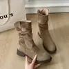 Botas retrô estilo deserto para mulheres, novas botas de salto grosso empilhado para outono e inverno que fazem os pés parecerem menores, botas curtas estilo britânico de cano médio