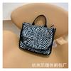 Bolsa de Lona Estampada Zebra Feminina Nova Moda Bolsa Tote de Camurça Nicho Versátil Grande Capacidade Bolsa de Ombro
