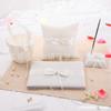 Conjunto de Casamento Ocidental de Quatro Peças com Gravata Borboleta, Caneta para Assinaturas, Cesta para Daminha, Almofada para Alianças, Conjunto de Livro de Assinaturas, Suprimentos para Casamento