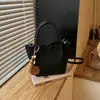Bolso cubo de color liso simple de moda transfronterizo gran capacidad estilo perezoso temperamento para el trabajo estilo coreano nicho bandolera cruzada