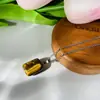 2023 Nova Pedra Natural Quadrada Pequena Pedra Colar Cristal Sem Forma Ágata Pingente Feminino Sete Cores Explosões