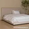 Cama minimalista de madera maciza, cama de madera natural, cama suave de tela de algodón y lino ultradelgada, camas dobles e individuales de alta gama para villa de diseñador 1.8m