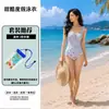 Lindo maiô de peça única com alças para mulheres, projetado para realçar o busto e criar um efeito emagrecedor, perfeito para a praia. Apresenta uma estampa xadrez triangular, um design sem alças e um cordão ajustável