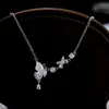Colar Borboleta de Madrepérola e Zircônia Branco de Luxo Leve para Mulheres, Corrente de Clavícula Brilhante de Zircônia Exquisita de Nicho, Corrente de Pescoço Versátil Elegante e de Alto Padrão