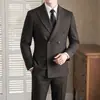 Traje Casual de Tres Piezas para Hombre 2026 Nuevo Traje Retro Rayado con Solapa de Pico Traje de Banquete Ajustado de Tres Piezas
