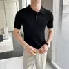 Nova coleção de verão: Camisa polo masculina de manga curta, listrada, com corte slim e gola estilosa, oferecendo um visual sofisticado e casual.