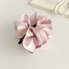 Presilha Banana de Cetim Plissada Flor Botão Estilo Coreano de Alto Padrão Exquisite para Mulheres, Presilha de Cabelo Tridimensional para Estilização Completa da Parte de Trás da Cabeça