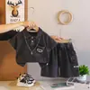 Conjunto de Verano para Niños 2026 Nueva Moda Bebé Niños Bolsillo Manga Corta Conjunto de Dos Piezas Estilo Coreano Ropa de Moda