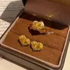 Pendientes de Corazón Amarillos Brillantes de Lujo Ligero para Mujer, Diseño de Nicho con un Toque Elegante y de Alta Gama, Anillo Abierto Ajustable