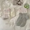 Calcetines hasta la pantorrilla de color blanco lechoso con lazo estilo niña para mujer, calcetines apilados de color claro y suave a rayas con volantes y perlas de cereza