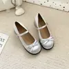 Zapatos Mary Jane de satén de alta gama estilo francés para mujer con lazo, punta redonda, correa única, nuevo modelo de verano 2026, tacón alto grueso