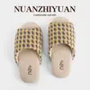 Pantuflas de cuadros tejidas de punta abierta para mujer, nuevo modelo de verano 2026, pantuflas interiores antideslizantes, transpirables, absorbentes de sudor, silenciosas