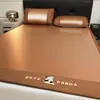 Conjunto de Três Peças de Esteira de Rattan de Gelo Novo Estilo Verão 2026 com Bordado de Borda Larga, Conjunto de Três Peças de Esteira de Rattan de Gelo e Lençol de Elástico