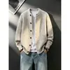 Elegante cárdigan de punto para hombre estilo americano, un suéter sofisticado y relajado para otoño/invierno con un aire vintage y de "viejo dinero".