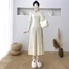 Combínalo con un vestido de punto ajustado para un look elegante y estilizado en otoño e invierno.. Este nuevo vestido suéter de longitud media es perfecto como capa interior debajo de un abrigo