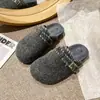Sandalias Birkenstock estilo retro para mujer, colección otoño 2026, con lana, hebillas metálicas, un diseño casual y cómodo, adecuadas para uso en exteriores, y con estilo mule de punta cerrada