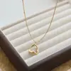 Colar de Aço Titânio com Pingente de Coração Invertido Curvo de Luxo Leve Nicho Europeu e Americano para Mulheres Versátil Diário Simples Corrente para Clavícula