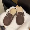 Sapatos femininos estilo Birkenstock super populares bordados, nova coleção outono/inverno 2026, design de chinelo fechado sem cadarço, chinelos de algodão versáteis para uso externo