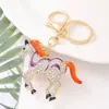 Tira de Rhinestone Rayada de Caballo Goteando Aceite Llavero Metálico Colgante para Llaves de Coche Mochila Aleación Animal del Zodiaco Caballo Venta al por Mayor