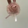 Presilha de Cabelo Nova Estilo Coreano para o Início da Primavera com Flores de Rosa em Renda Rosa para Mulheres, Presilha Jacaré Suave e Versátil, Acessório de Cabelo Atmosférico