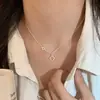 Colar Brilhante de Trevo de Quatro Folhas Duplo Vazado com Diamantes para Mulheres, Corrente de Clavícula Exquisita Minimalista de Alto Padrão Estilo Ins Design de Nicho de Luxo Leve