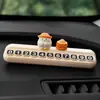 Um Adesivo de Para-choque com um Desenho de Galinha Fofo para Estacionamento Temporário, Apresentando um Número de Telefone para Mover o Carro