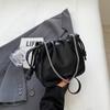Moda para Mujer Bolso Pequeño Versátil de Cadena Nuevo Bolso Pequeño Cuadrado Fruncido de Nube Otoño Invierno Nicho Bolso Cruzado Suave y Acogedor