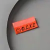 Nueva Etiqueta Tejida al por Mayor Etiqueta de Cuello Plegable para Ropa Chaquetas Pantalones Poliéster Marca Registrada Textiles para el Hogar Juguetes Accesorios de Ropa