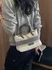 Bolsa estilosa de design de nicho transfronteiriço, popular no início do outono de 2026, bolsa de mão listrada versátil, bolsa de ombro e transversal estilo bolinho