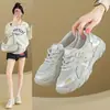 Zapatillas Blancas para Mujer 2026 Verano Nuevas Versión Coreana Estilo Ins para Estudiantes Femeninas Deportivas Casual Versátiles Zapatos de Skate Estilo Urbano KT023
