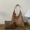 Bolsa de Ombro Suede com Pétalas Vazadas 2025 Nova Retro Grande Capacidade Casual Tote Bag Floral para Trabalho Feminina