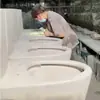 Casa de alquiler, zona residencial antigua, casa de huéspedes, inodoro de sentadillas convertido a inodoro de sifón, inodoro de descarga directa, inodoro de sentadillas modificado a inodoro de asiento, conversión de baño