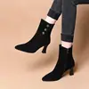 Botas de tornozelo populares de salto alto grosso e bico fino para mulheres, estilo vintage versátil novo de inverno 2026 com zíper lateral e forro de pelúcia