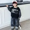 Conjunto de Jeans con Bolsillos para Niños Primavera y Otoño 2026 Nuevo Estilo de Otoño Atuendo Casual Fresco y Elegante de Dos Piezas para Niños Pequeños