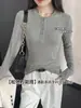K2607 Camiseta de manga larga acanalada con cuello Henley estilo coreano para mujer, ajuste slim para otoño e invierno, top versátil de algodón como capa base