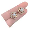 Aretes franceses de alta gama de perlas con diamantes completos para mujer, aretes de flor hueca retro, pequeños aretes dulces de viento fragante, de moda, al por mayor