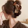 Pinza de garra de felpa floral grande para cabello grueso, pinza de pelo tejida de alta gama para otoño e invierno, nuevo pinza de tiburón 2026 accesorio para el cabello para mujer